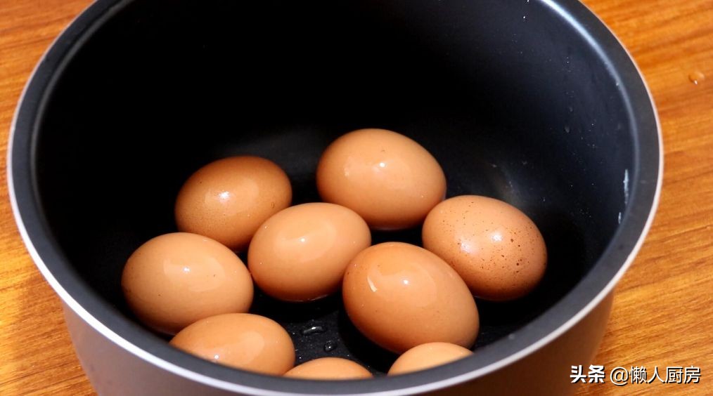 原来电饭锅能做烤鸡蛋，加点盐和水就可以了，比水煮蛋更好吃