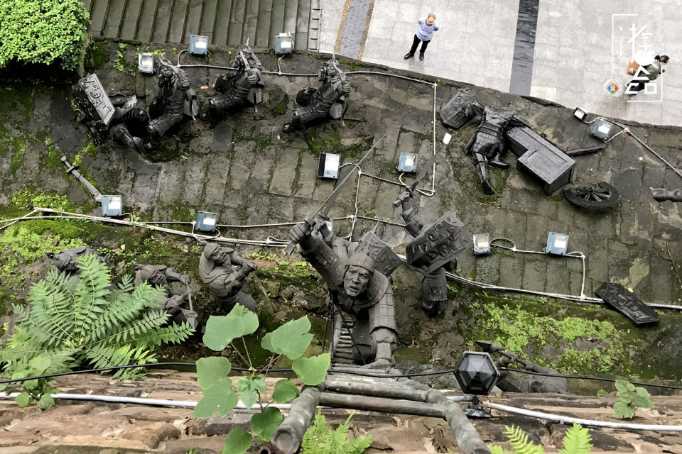 别再说重庆人是大老粗，火爆脾气的背后，是勇猛坚强的生命哲学