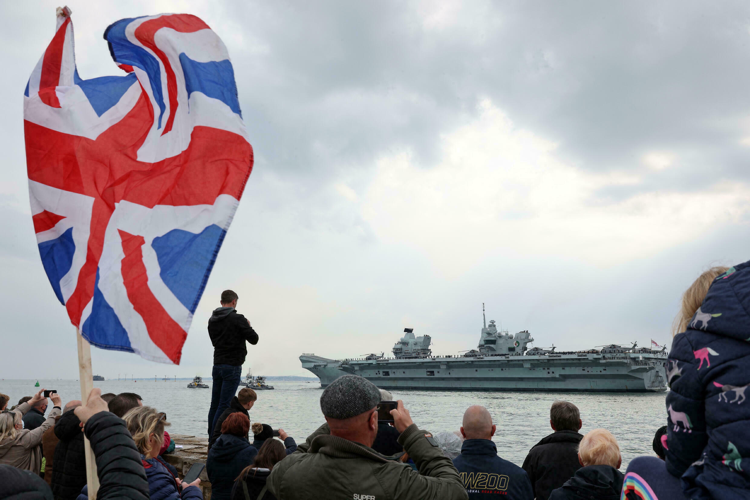 英国航母闯入中国海域，来替日本报仇，结果未等中国出手撒腿就跑