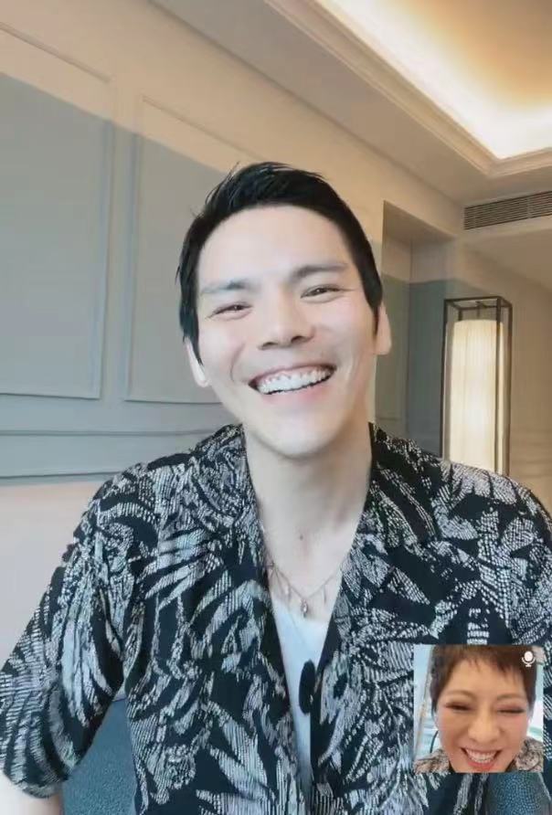 郭碧婷帶娃出行，倆保姆一保鏢護駕，向華強抱孫女溜滑梯童心未泯