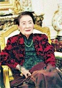 宋美龄这个习惯坚持了一生，晚年视力变差后，让身边侍从很是难堪