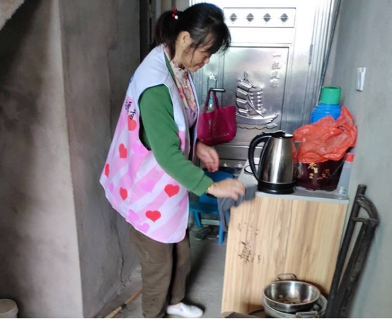 关爱老年人日常生活 蒋巷镇巾帼志愿者在行动