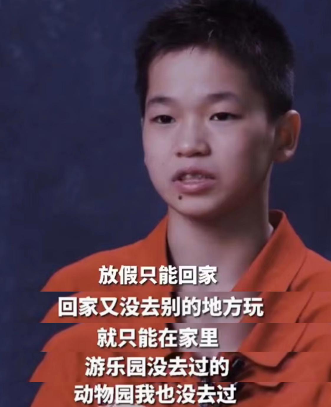 奥运冠军全红婵游动物园，喂食长颈鹿吓到后退，模仿猩猩逗笑众人