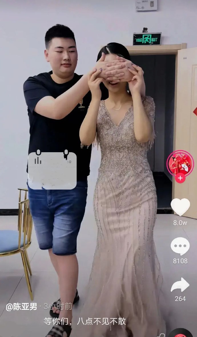 大衣哥儿子为媳妇庆生，陈亚男穿紧身裙出镜，网友：小伟捡到宝了