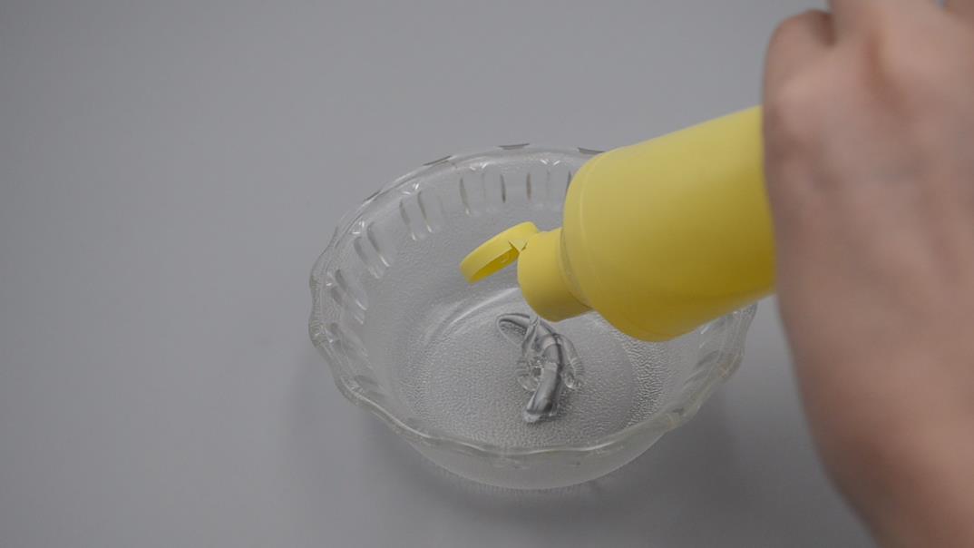 廚房玻璃上油乎乎的難清洗？ 家政阿姨教你一招，省時干淨又不留灰