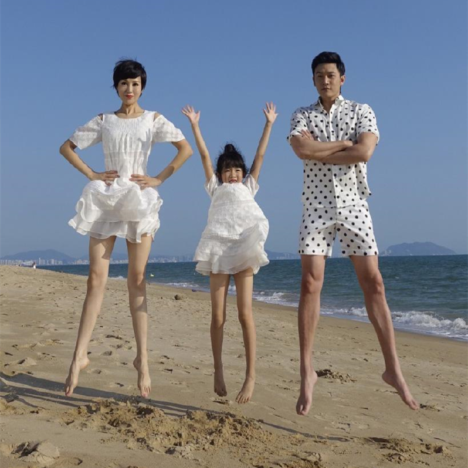 賈靜雯一家眼睛大，陸毅一家腿長，沙溢一家最接地氣，深受喜愛