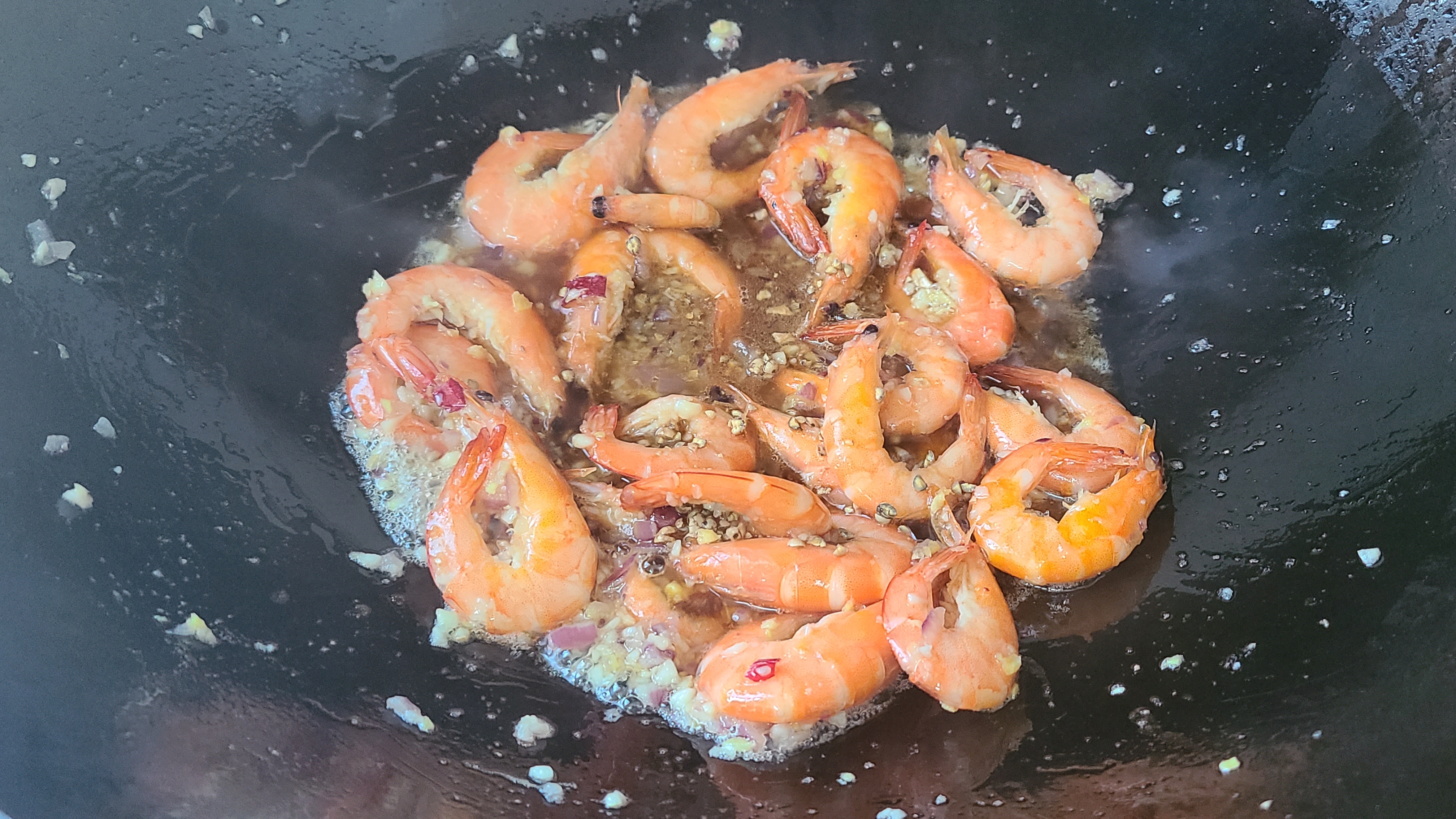 大蝦這樣做更好吃，加一點胡椒碎，又香又開胃，吃了還想吃