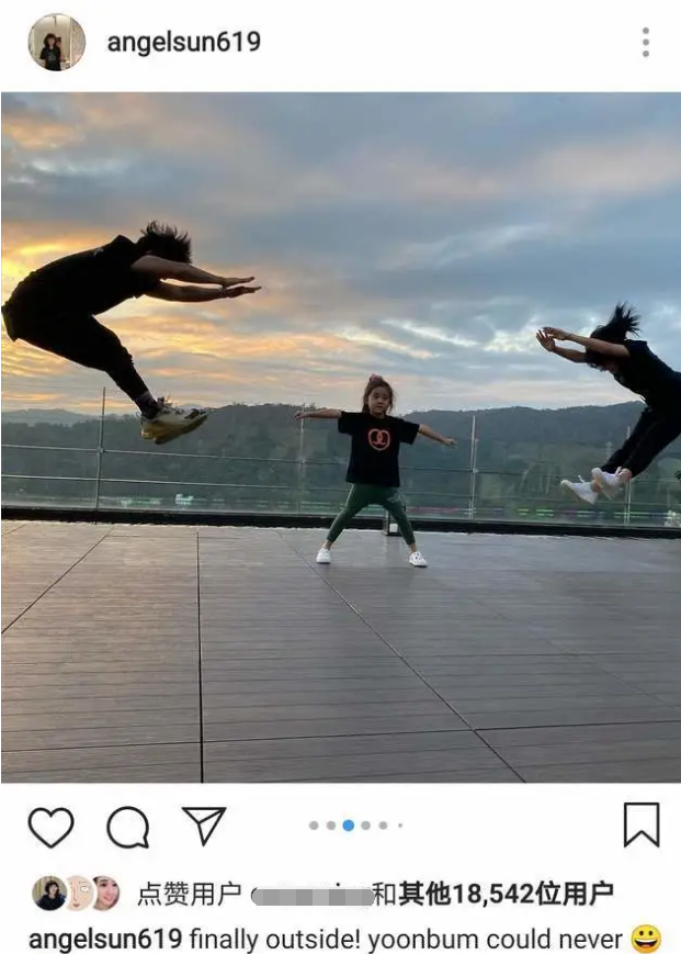 贾静雯晒全家出游照，母女同框神似姐妹，梧桐妹与继父感情超好