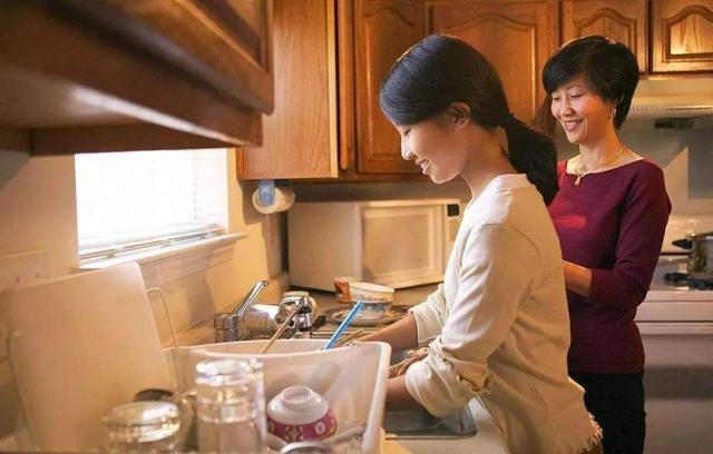 女儿好还是儿媳好？大病一场就知道，一个67岁阿姨的经历说明一切