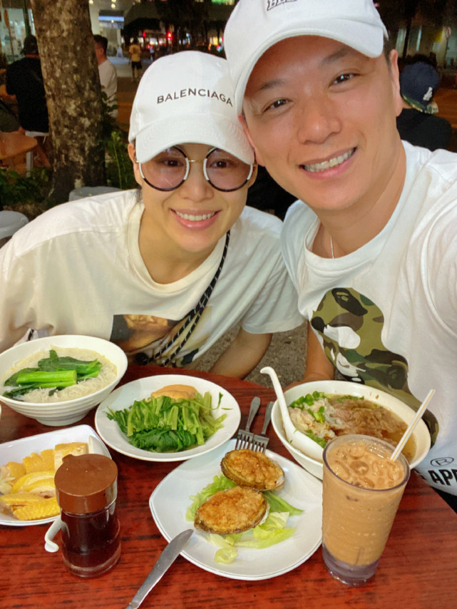 李乘德與兒子玩自拍，奕霆奕霖同框比萌，胡杏兒視角父子仨超有愛