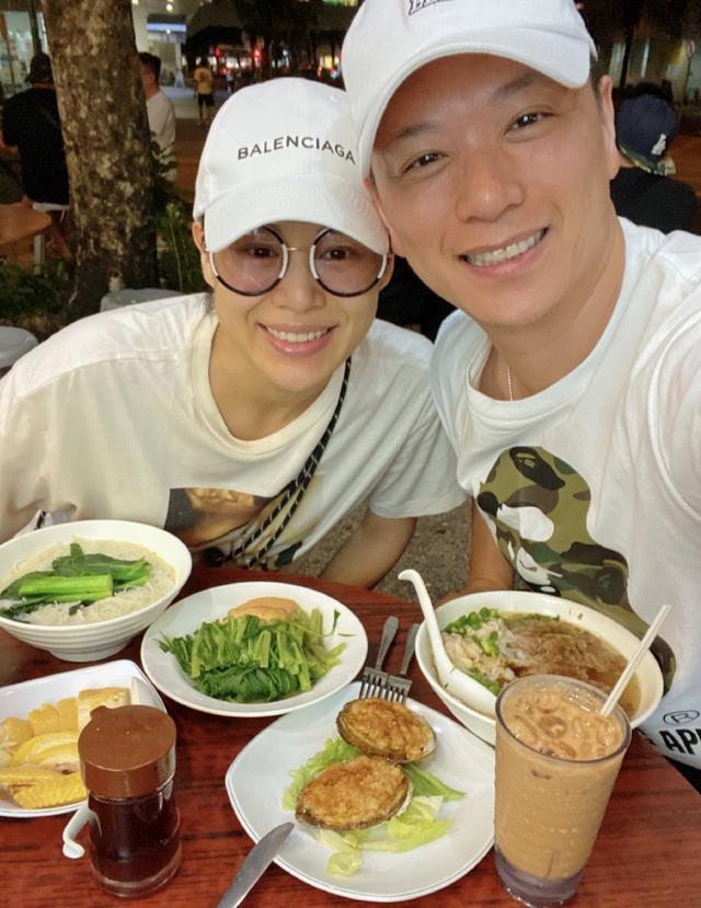 胡杏儿七夕晒四口之家合影，温柔称呼父子为“我的三个小情人”