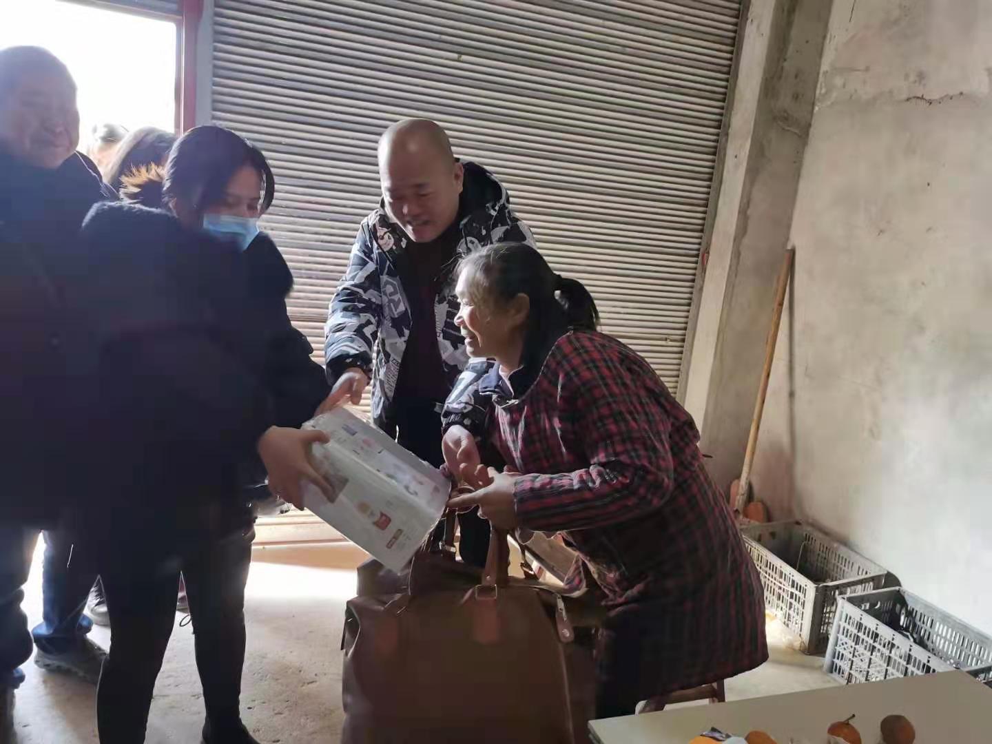 四川布碧丝开展“真丝传真情，关爱独居老人”送温暖爱心公益活动