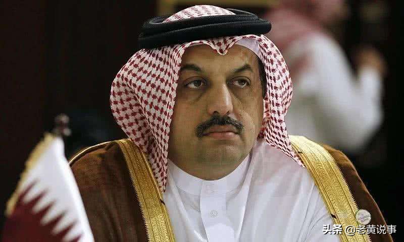 国王外出度假，银行账户突然被冻结，儿子来电：我已经继位了