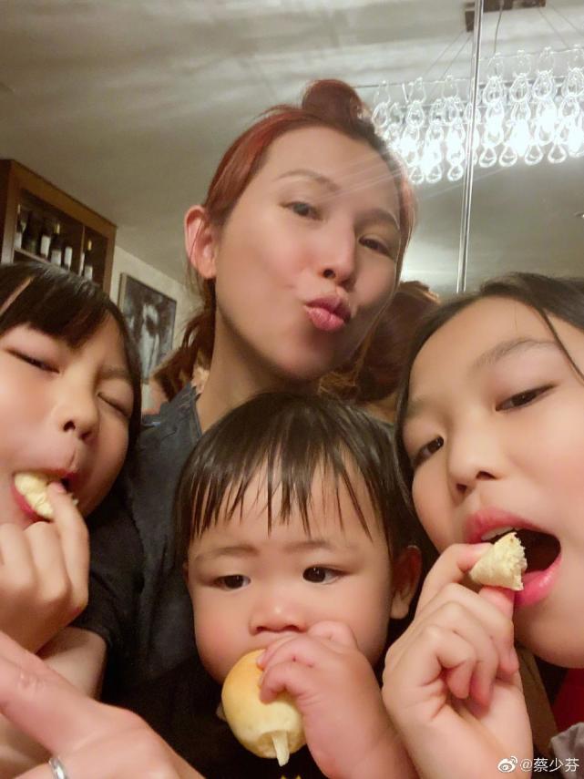 蔡少芬帶兒女做麵包個個顏值高，住宅逼仄5口人沒多少活動空間