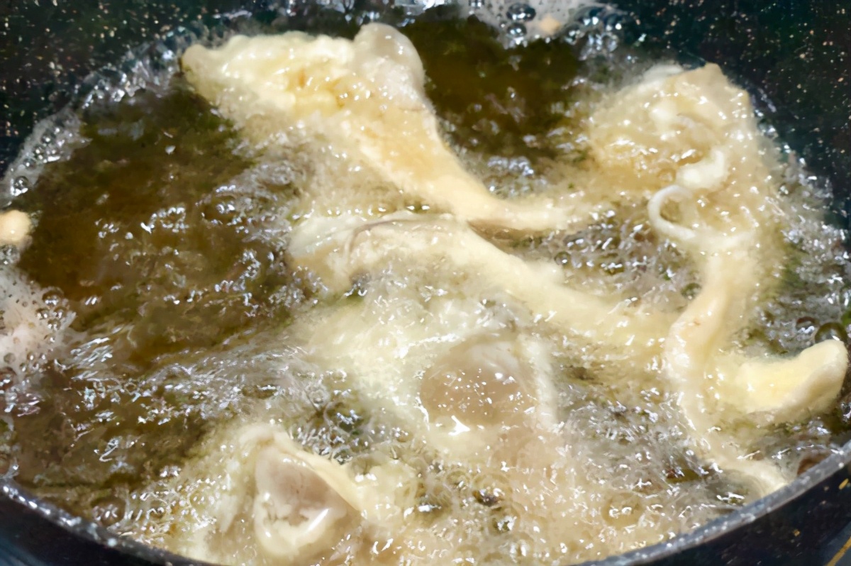 做乾炸蘑菇，最忌掛糊直接下鍋炸，學會正確做法，口感香酥脆