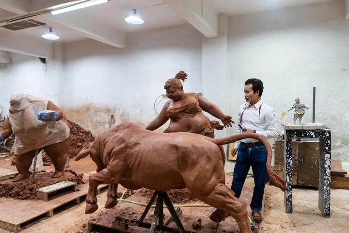 “肥女斗牛”泥稿放大，为西班牙而作