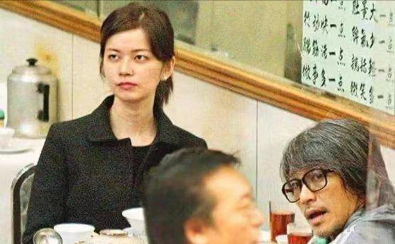 “情场鬼见愁”周星驰的心酸情史，和被他狠狠伤害的4个女人