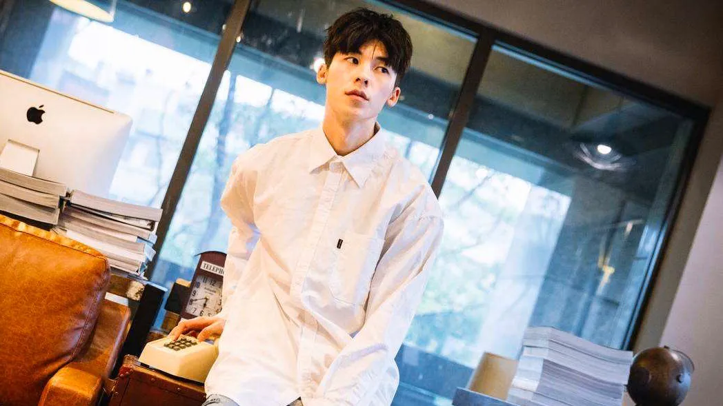 李佳琦逛街偶遇许光汉，两人合影穿着正式，不知道该羡慕谁？