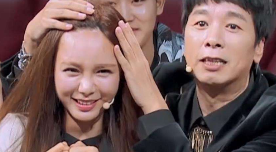 有种反差叫“掀开刘海”，杨幂发际线后移，看