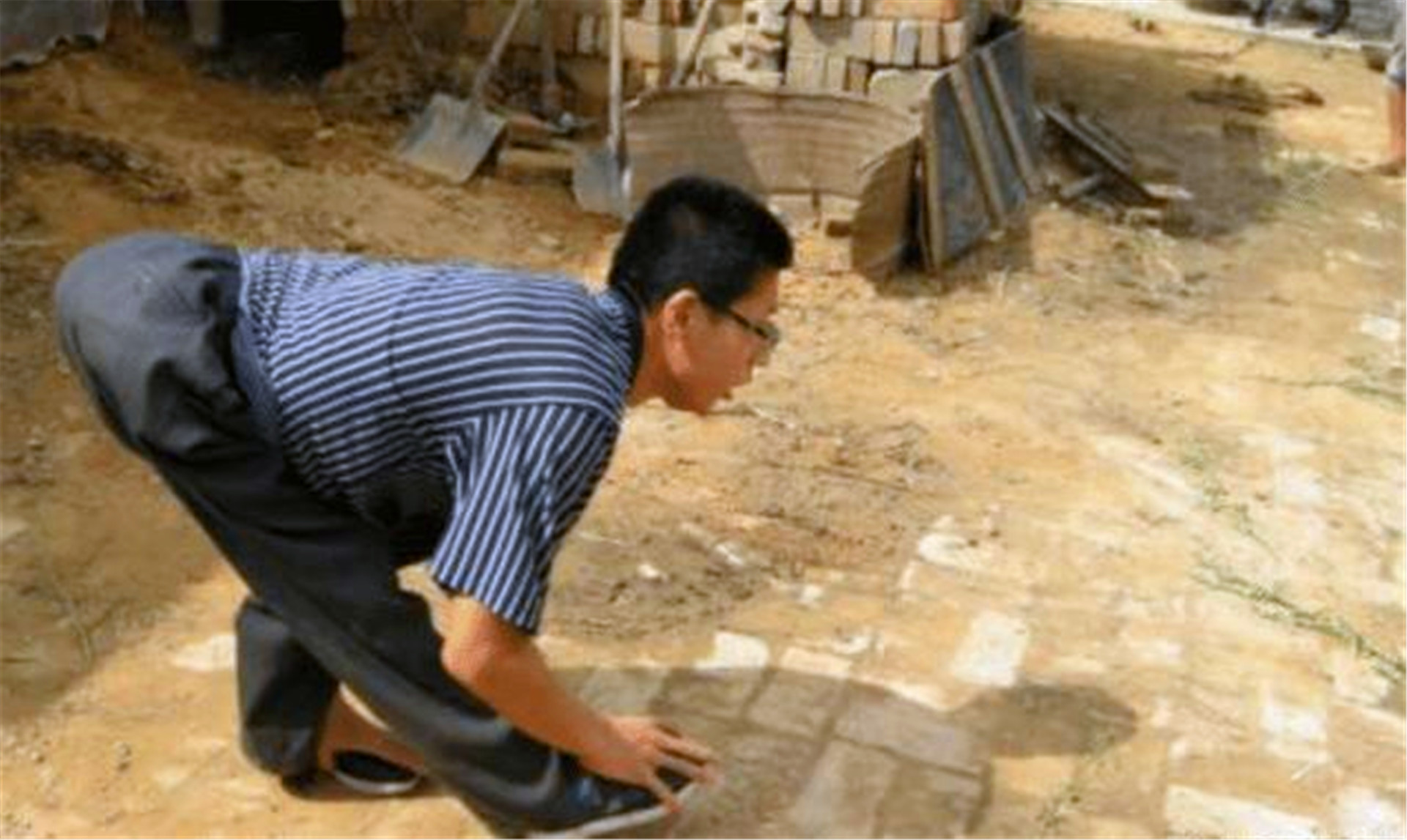 偏远村庄出现“爬行村”，全村人不会正常走路