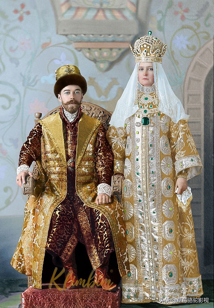 末代沙皇尼古拉二世在圣彼得堡的冬宫举办的豪华舞会，盛装出席