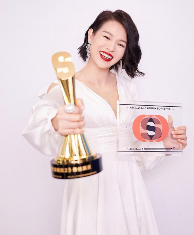 胡杏儿官宣怀孕后首次挺6月巨肚现身，自曝生完第三胎即封肚