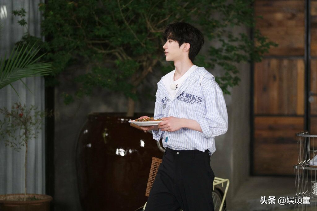 别人都叫“沙溢哥”，只有蔡徐坤例外，听到他