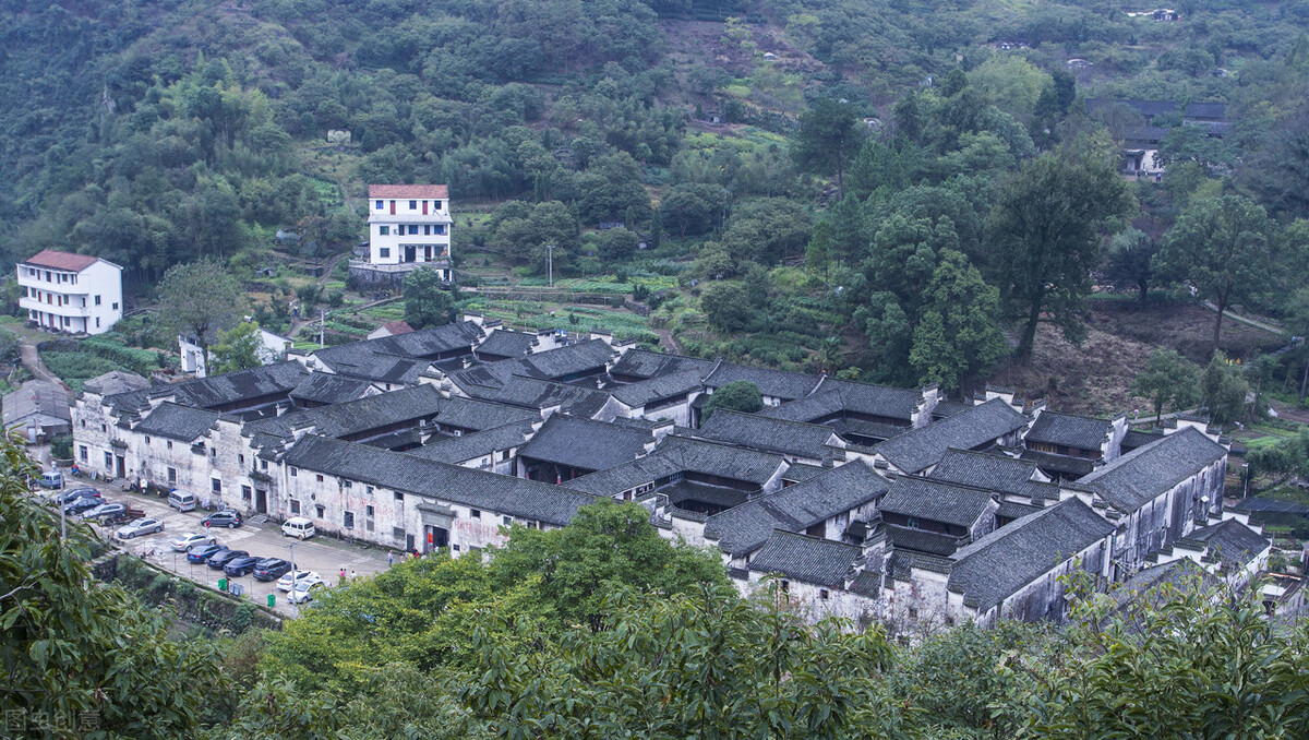 1000根柱子建成的村落！深山里的怪屋，中国古代土豪的私人别墅