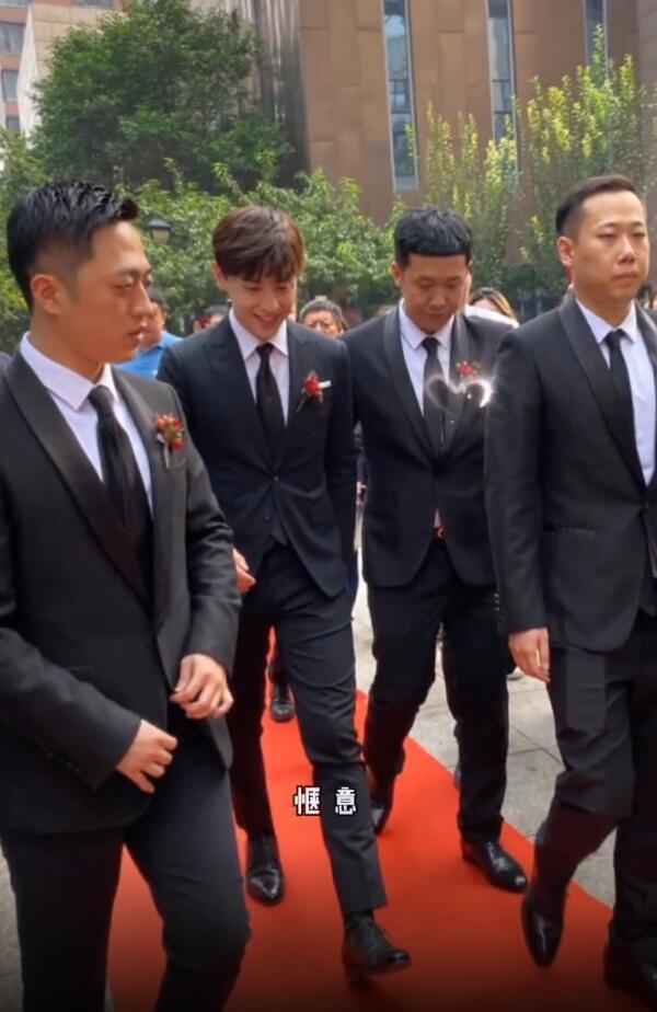 邓伦又当伴郎！穿帅气西装提礼物一路小跑，戴清宫头饰被伴娘捉弄
