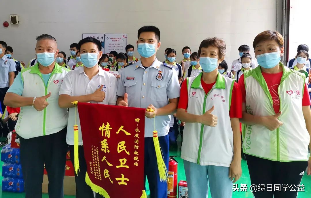 小天使们与“单身汉”“约会”了——记红色文化小天使慰问消防救援员