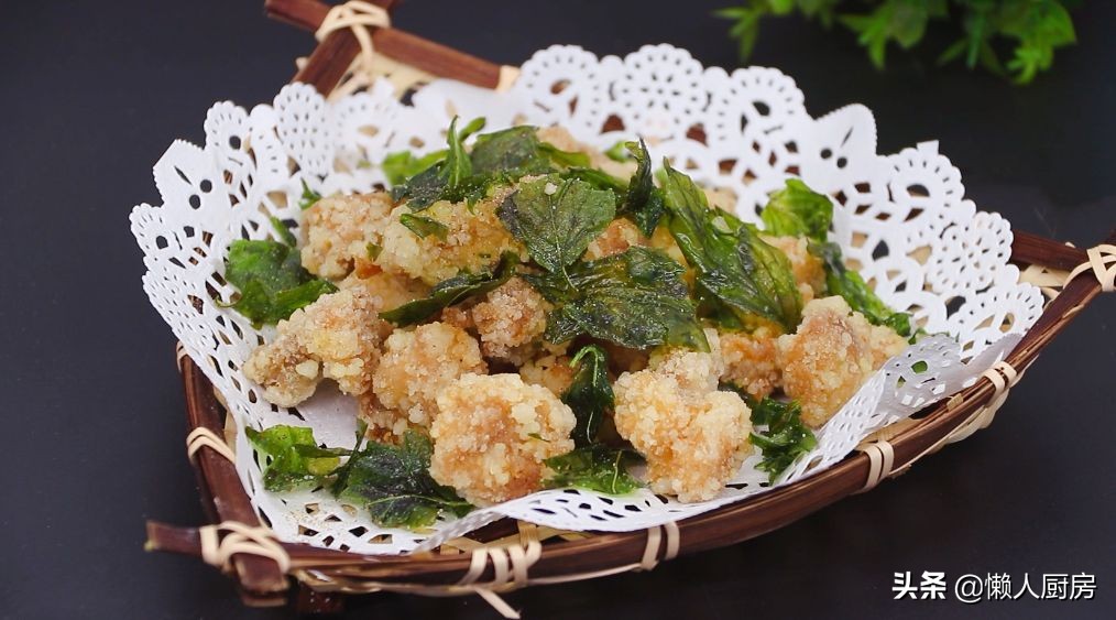 炸鸡裹面包糠不好吃，试试我这种做法，外酥里嫩，配九层塔吃着香