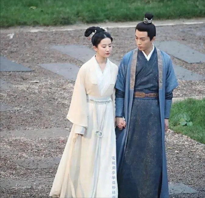 " dream China is recorded " the road appears newest exposure, photograph of old dawn ancient costume kisses Liu Yifei to have lake side