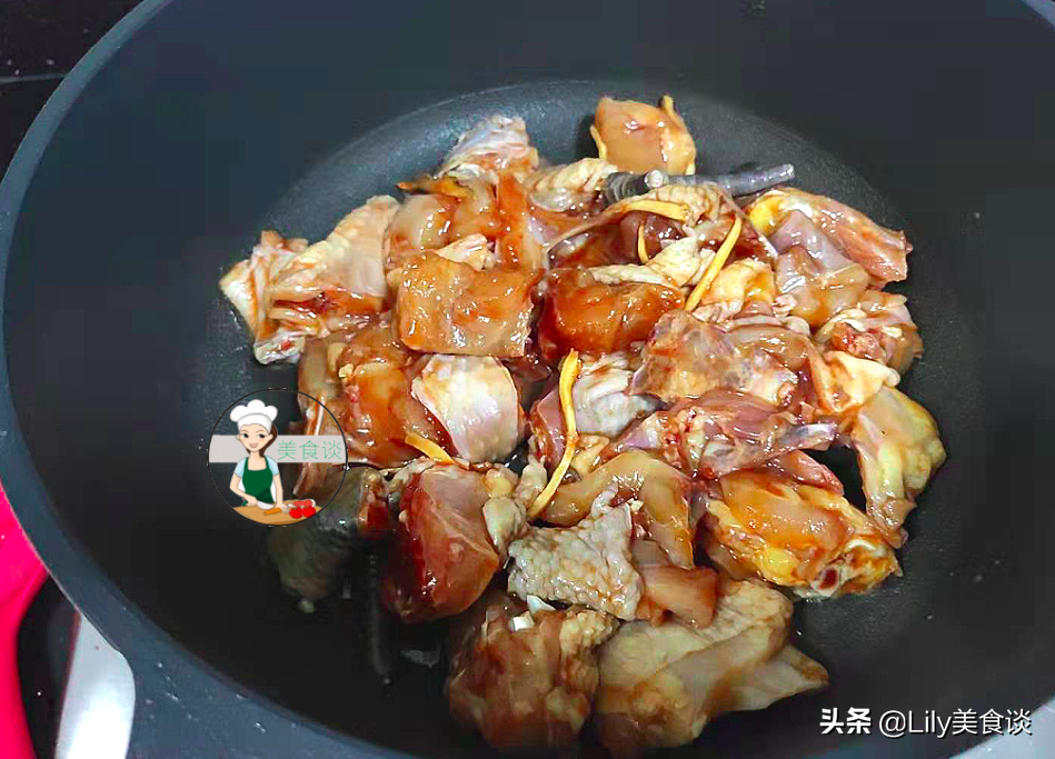 夏天這肉多給孩子吃，切塊和苦瓜一起燜，好鮮美啊，營養還不上火