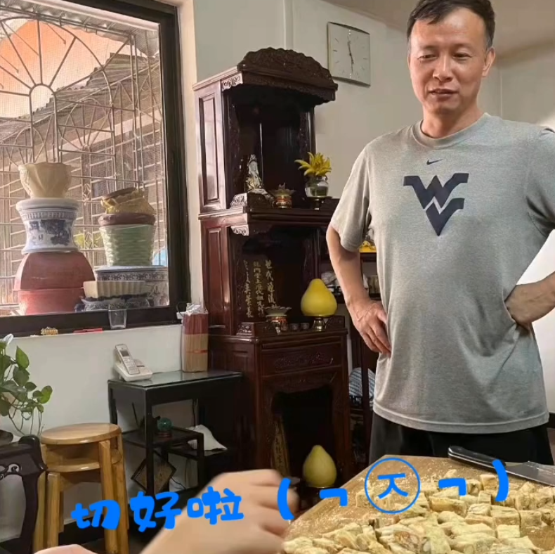 全红婵到教练家做蛋糕，脸伸进模具做鬼脸，教练双手叉腰温柔注视
