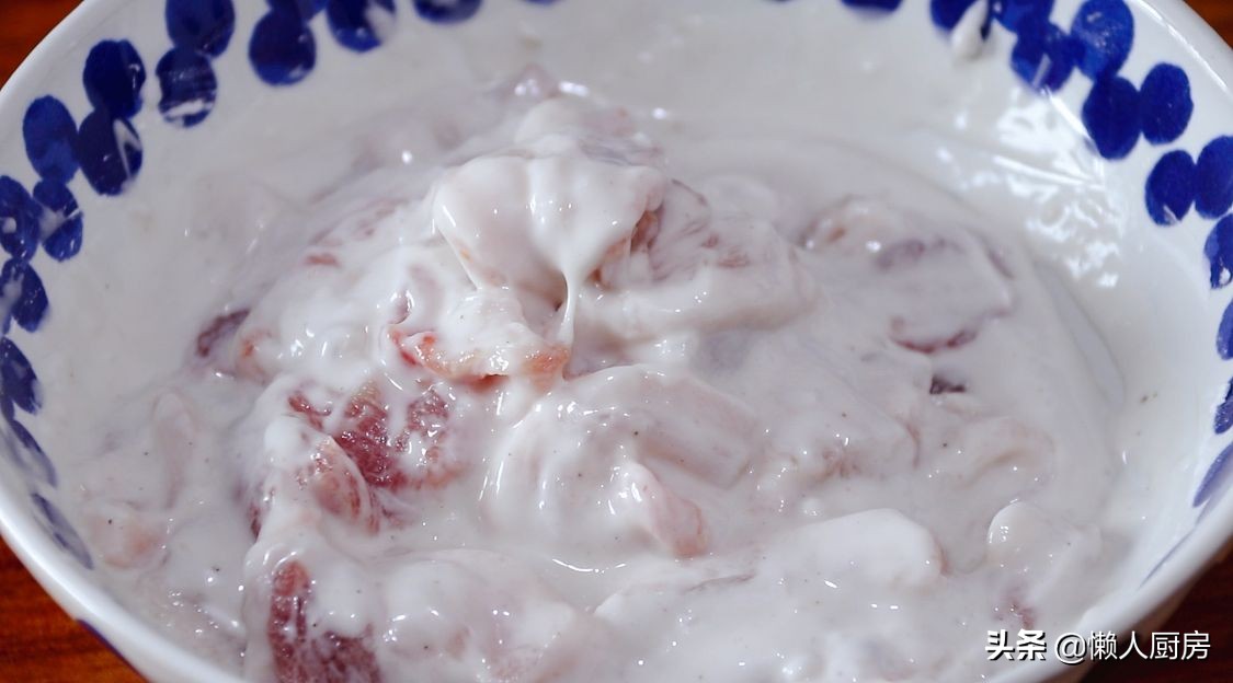 五花肉裹上澱粉糊，加一碗料汁炒，太下飯了，外皮想要更脆有竅門