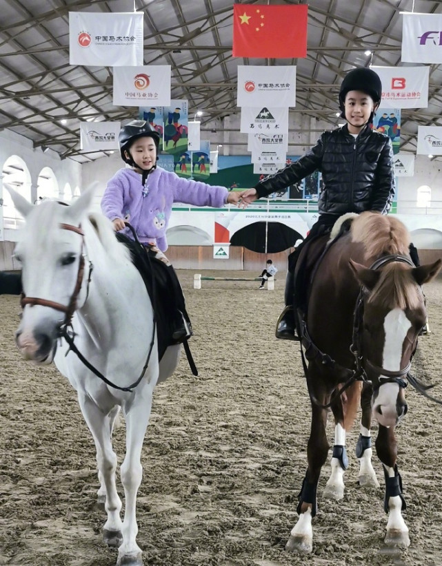 好爸爸！赵文卓国庆陪儿女骑马，子龙和妹妹马背上手拉手超有爱