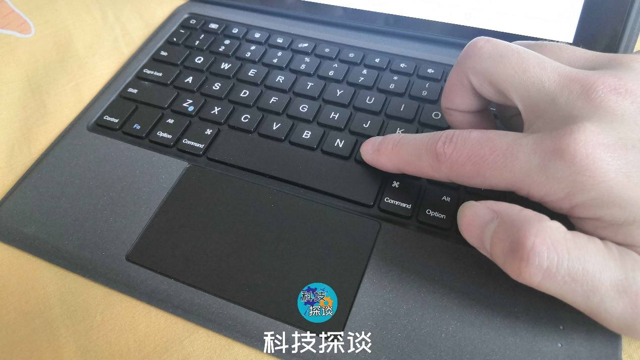 搬砖人必备iPad生产力配件：SMORSS无线蓝牙键盘保护套