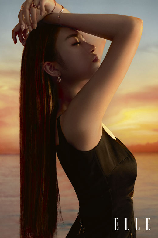 任达华16岁女儿褪去稚气，画大红唇晒女人味，慢慢从清纯变美艳