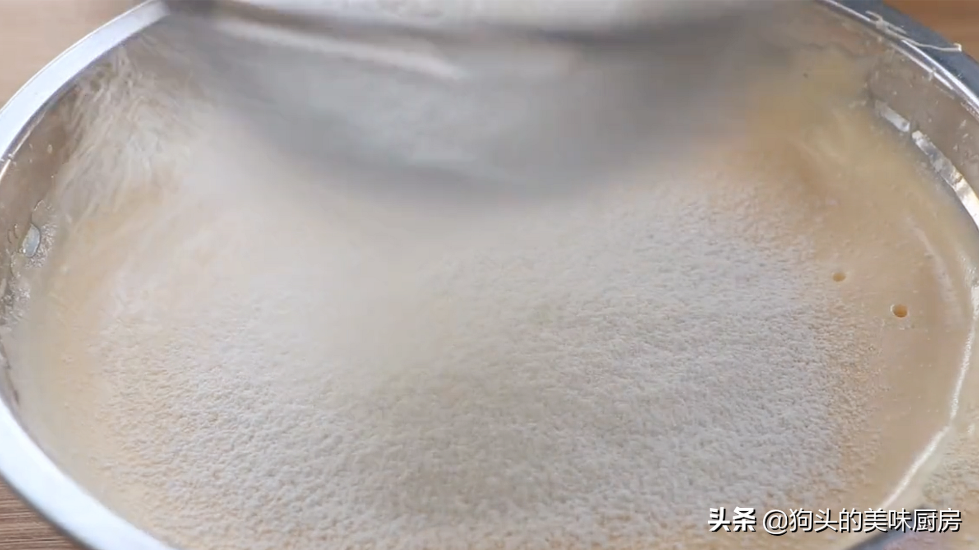 教你1碗麵粉4個雞蛋做蛋糕，不用烤箱不用電飯煲，新手一次成功