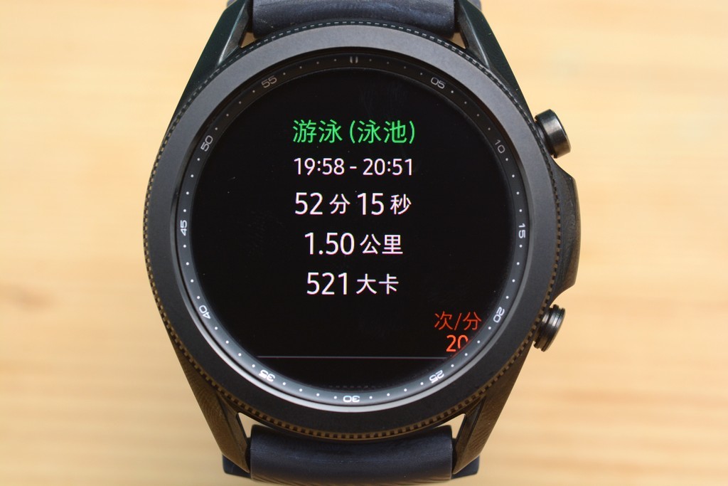 三星Galaxy Watch3开箱：旋转大表圈、屏幕依旧亮眼