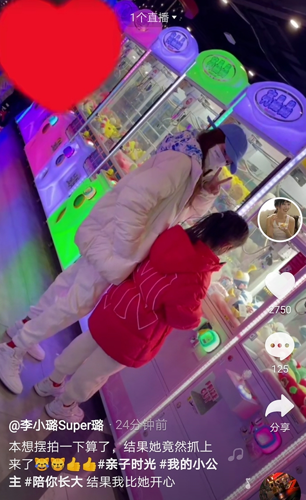 李小璐帶女兒逛商場！ 甜馨成功抓娃娃引歡呼，身邊無人圍觀顯淒涼