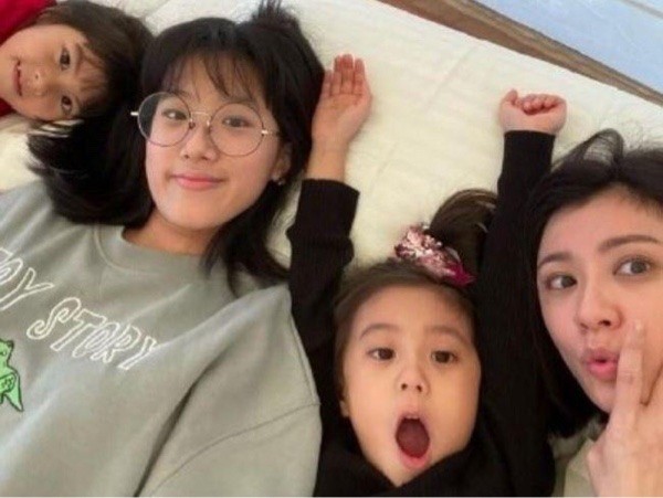 賈靜雯和仨女兒搞怪，4個美女咘咘眼睛居然最小，波妞缺牙張嘴笑