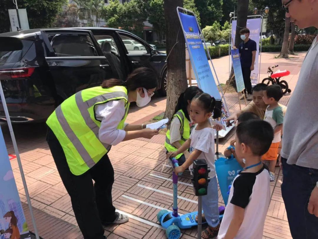 交警叔叔现场教学，小朋友们边玩边学安全出行小知识