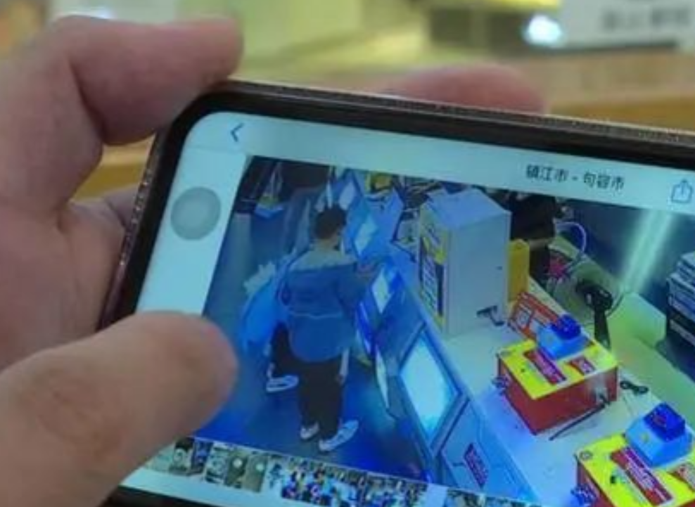 小情侣商场捡7000块钱，揣兜里后激动一路狂奔，监控拍下全程