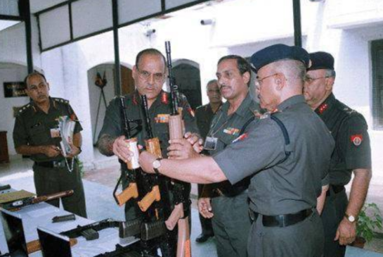 印度国产步枪成“友军杀手”！放开扳机还在开