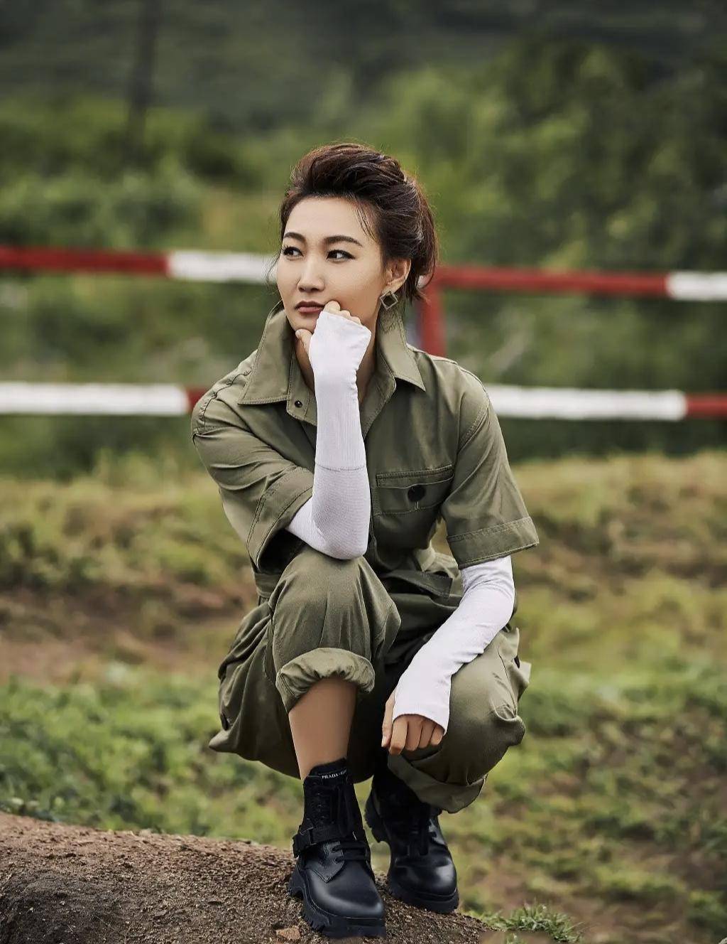 6位央视主持人室外走秀，朱迅出场不到2秒钟，康