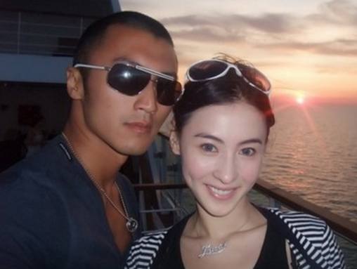 张柏芝小儿子正面照终于曝光，网友：跟谢霆锋太像了吧