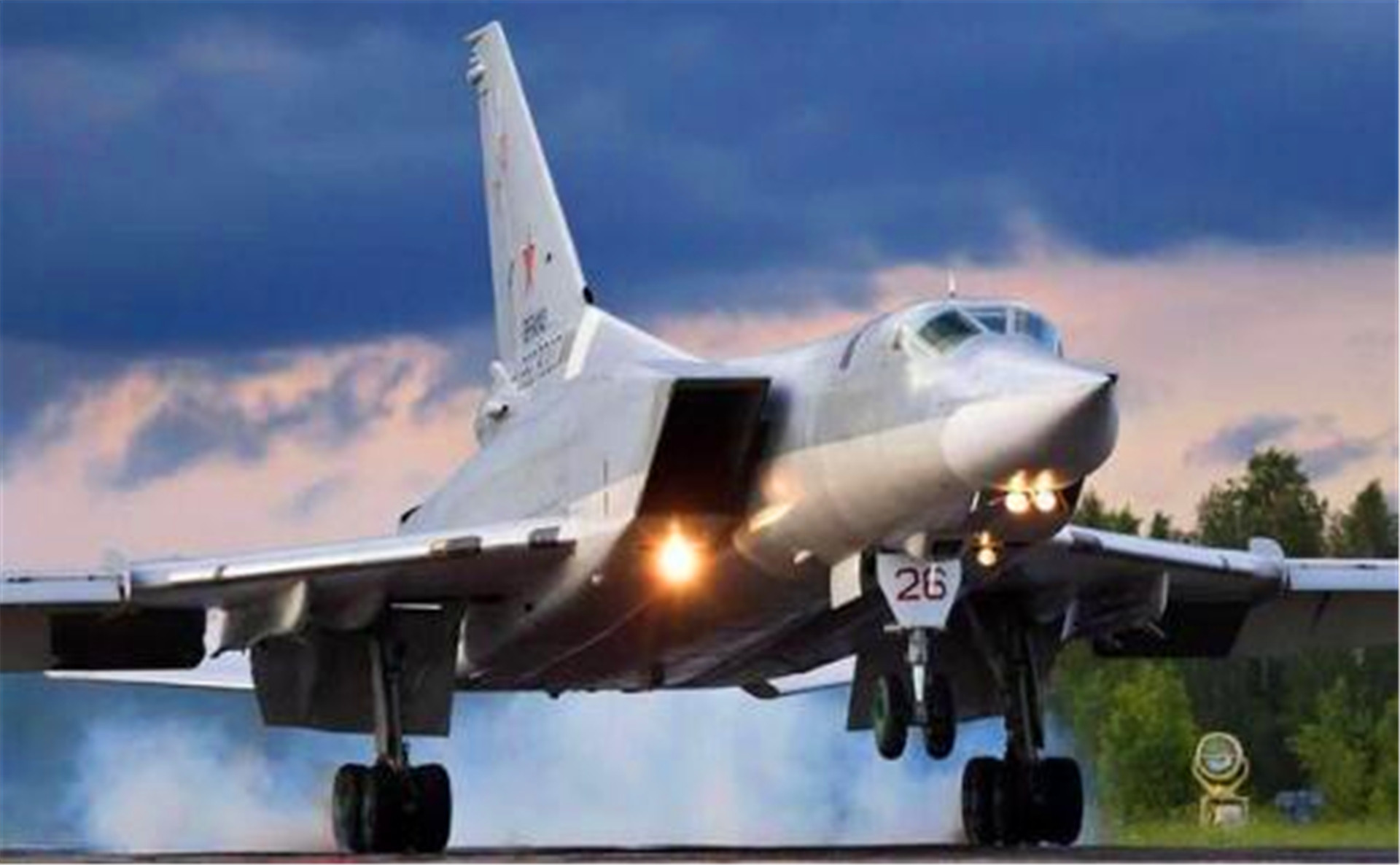 俄飞行员“酒驾”，开着120吨轰炸机狂飙，吓跑