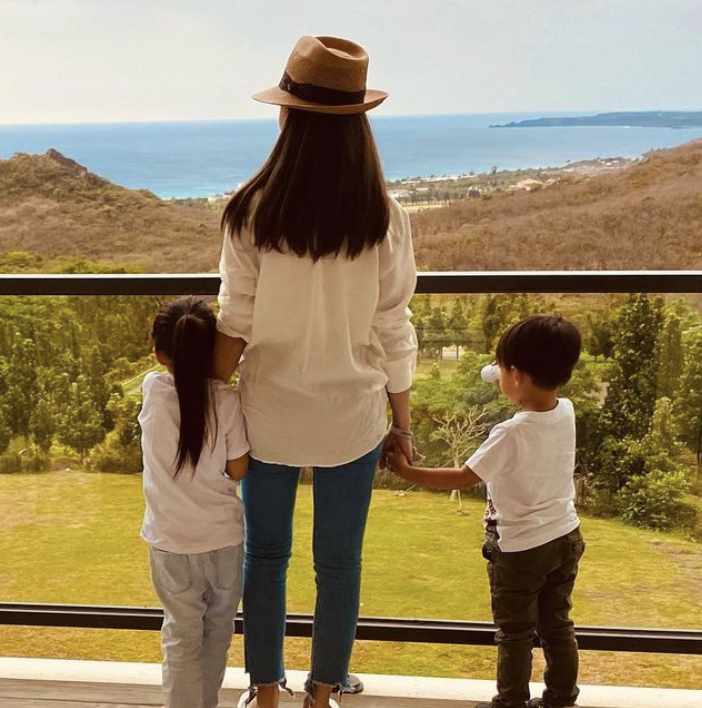 周杰倫曬妻兒牽手背影，被讚“吉祥三寶”，弟弟身高直逼姐姐