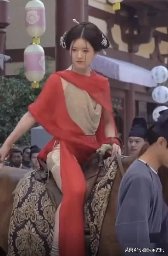 赵露思拍戏，不小心惊到马，谁注意她的反应？